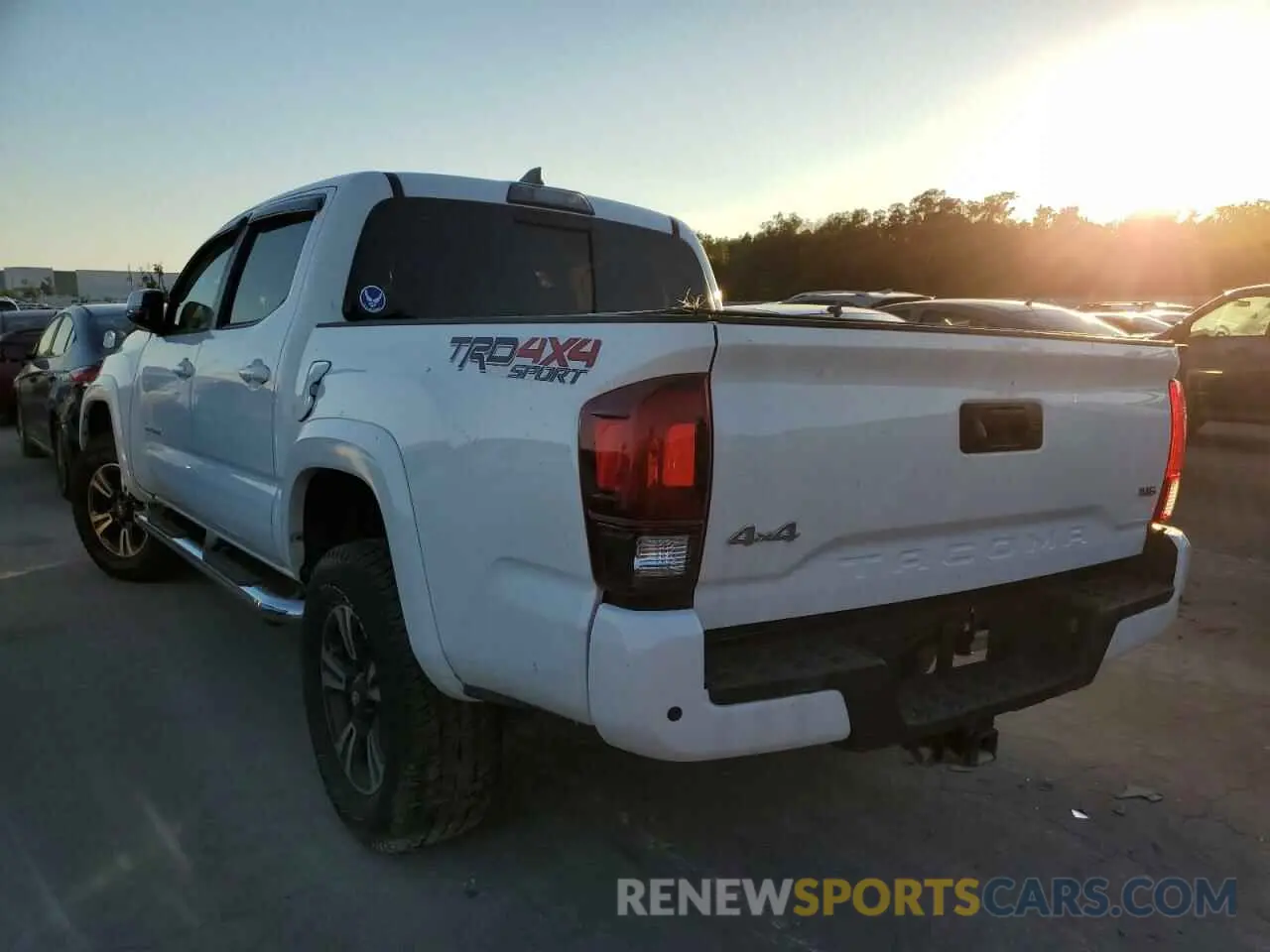 3 fotografías del automóvil dañado 5TFCZ5AN1KX201815 TOYOTA TACOMA 2019