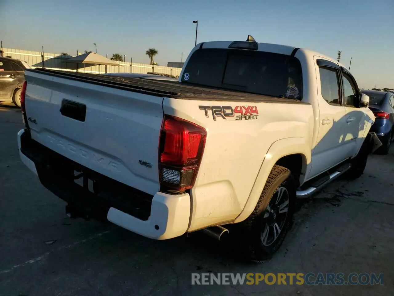4 fotografías del automóvil dañado 5TFCZ5AN1KX201815 TOYOTA TACOMA 2019