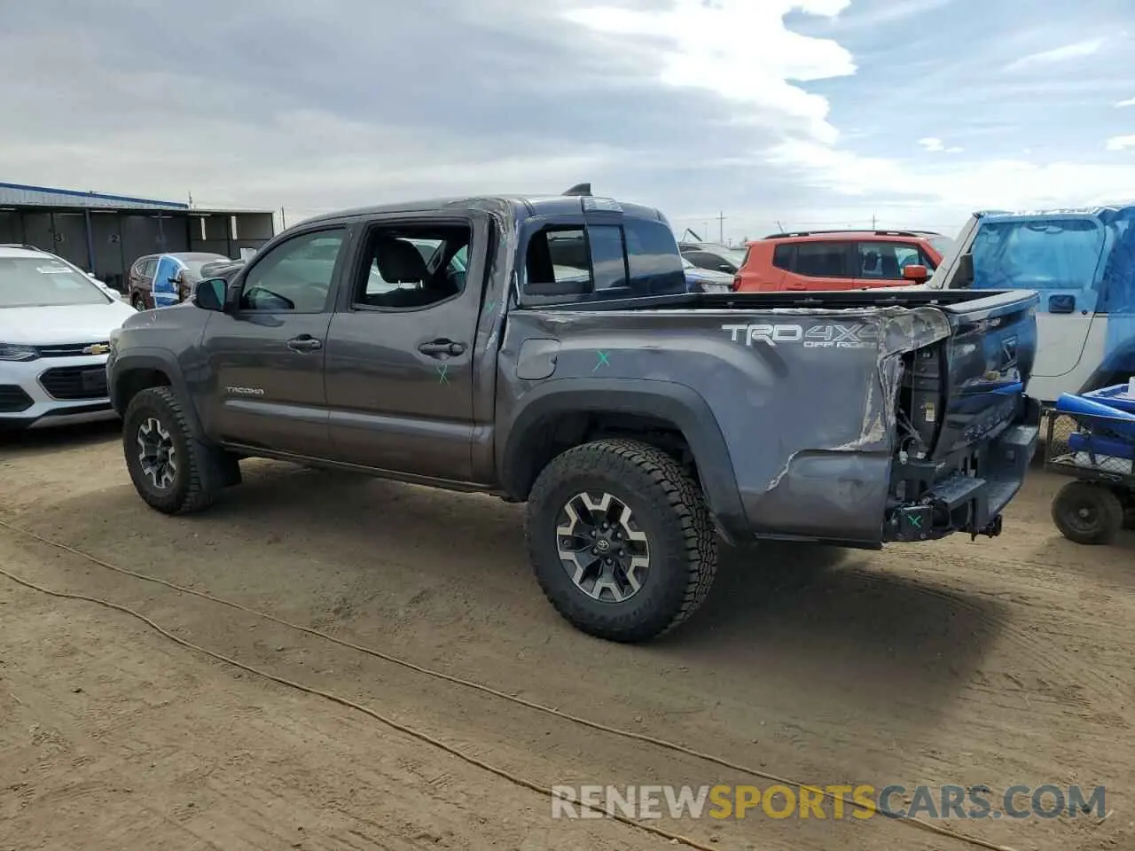 2 fotografías del automóvil dañado 5TFCZ5AN1KX206478 TOYOTA TACOMA 2019