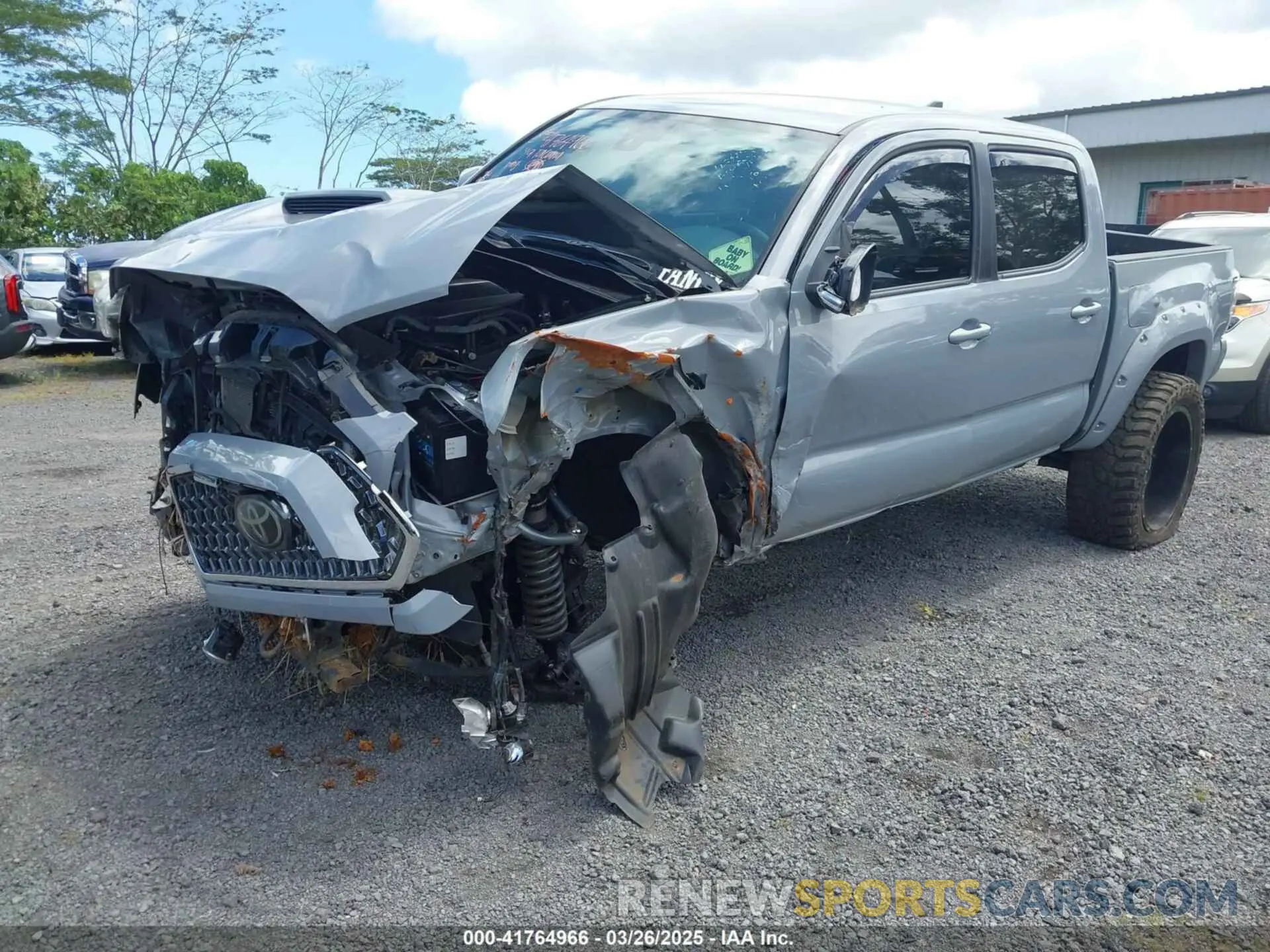 2 fotografías del automóvil dañado 5TFCZ5AN2KX204125 TOYOTA TACOMA 2019