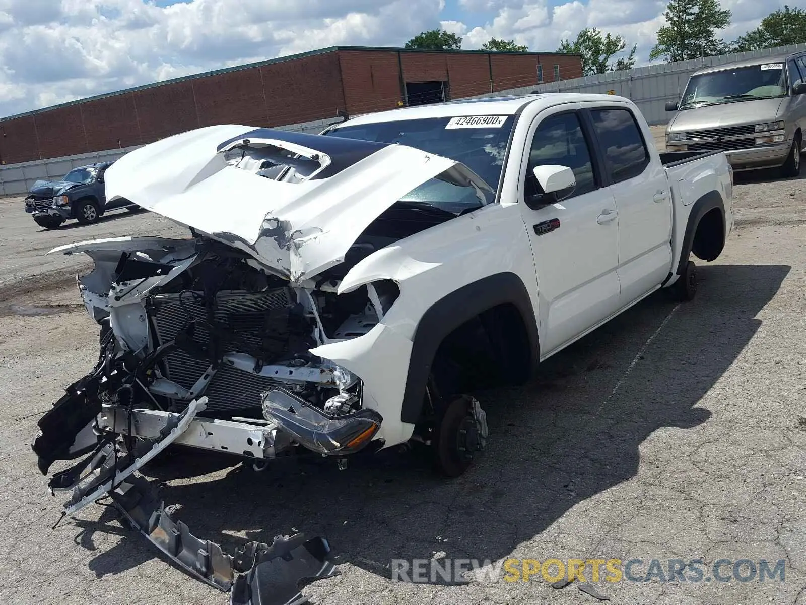 2 fotografías del automóvil dañado 5TFCZ5AN3KX175458 TOYOTA TACOMA 2019