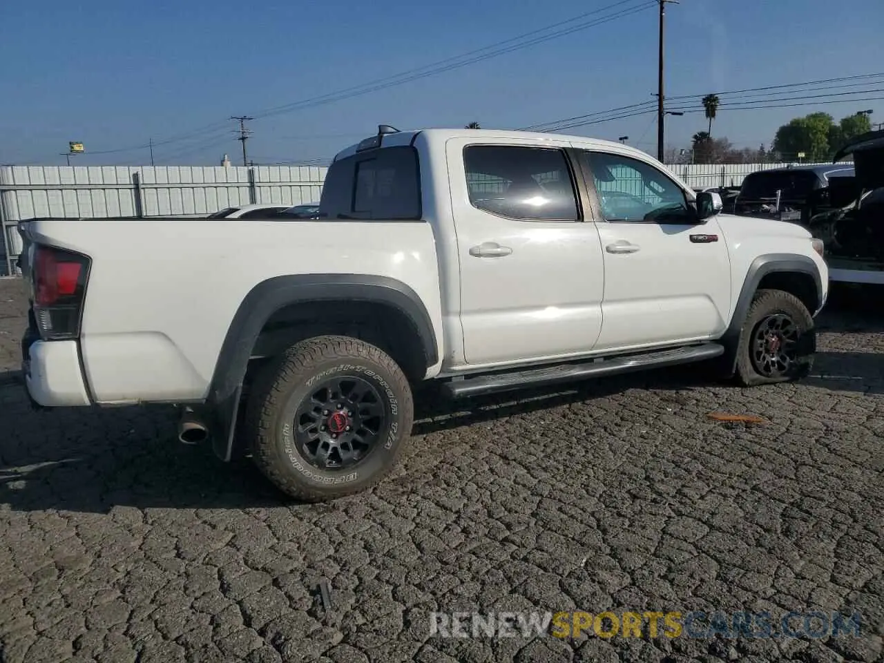 3 fotografías del automóvil dañado 5TFCZ5AN3KX196231 TOYOTA TACOMA 2019