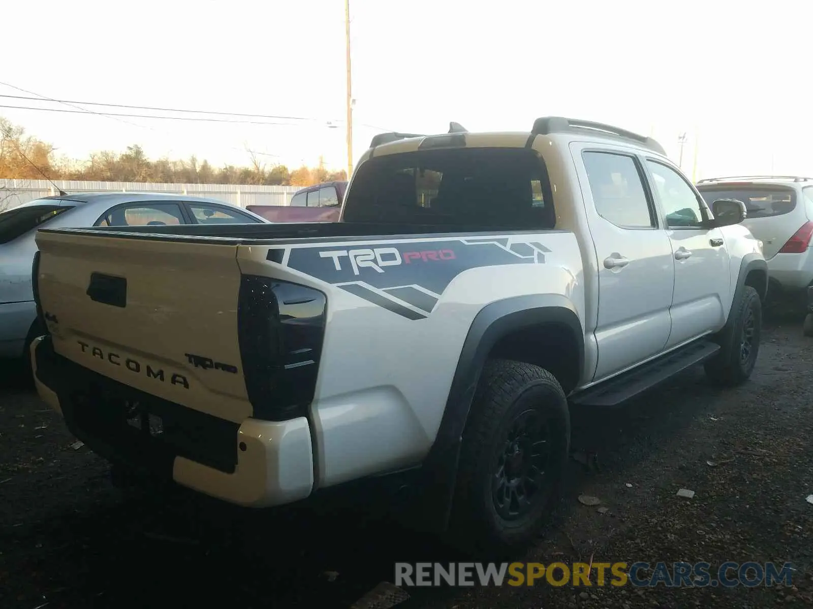 4 fotografías del automóvil dañado 5TFCZ5AN4KX185061 TOYOTA TACOMA 2019