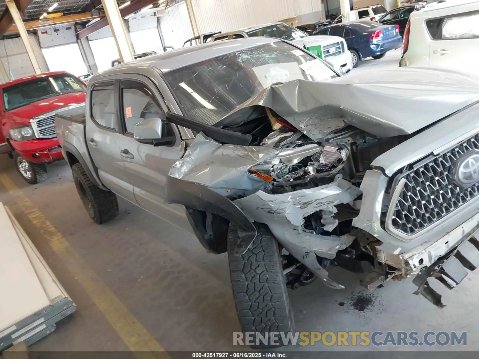 12 fotografías del automóvil dañado 5TFCZ5AN4KX191006 TOYOTA TACOMA 2019