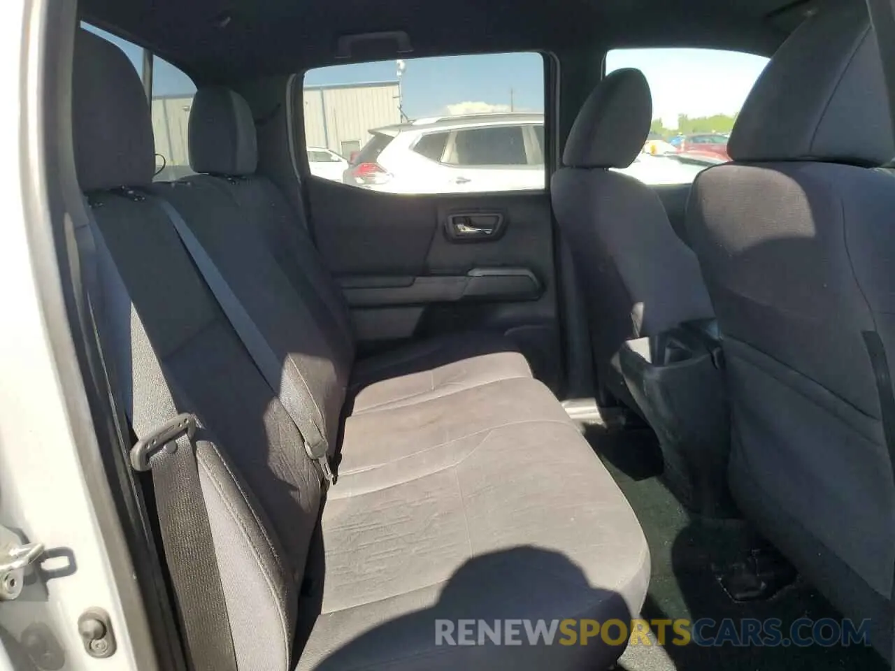 10 fotografías del automóvil dañado 5TFCZ5AN5KX175557 TOYOTA TACOMA 2019