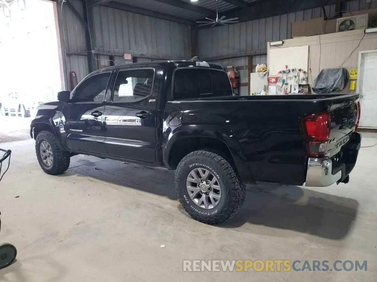 2 fotografías del automóvil dañado 5TFCZ5AN6KX179133 TOYOTA TACOMA 2019