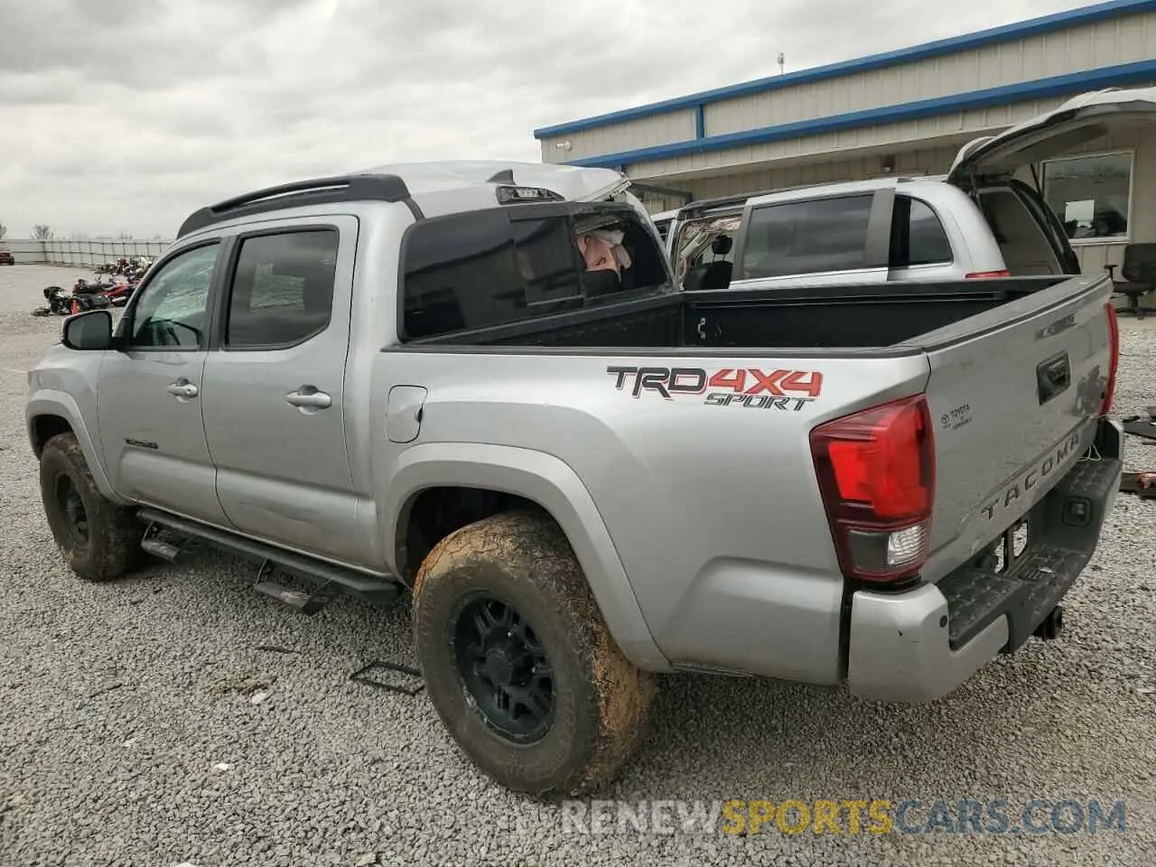 2 fotografías del automóvil dañado 5TFCZ5AN6KX194571 TOYOTA TACOMA 2019