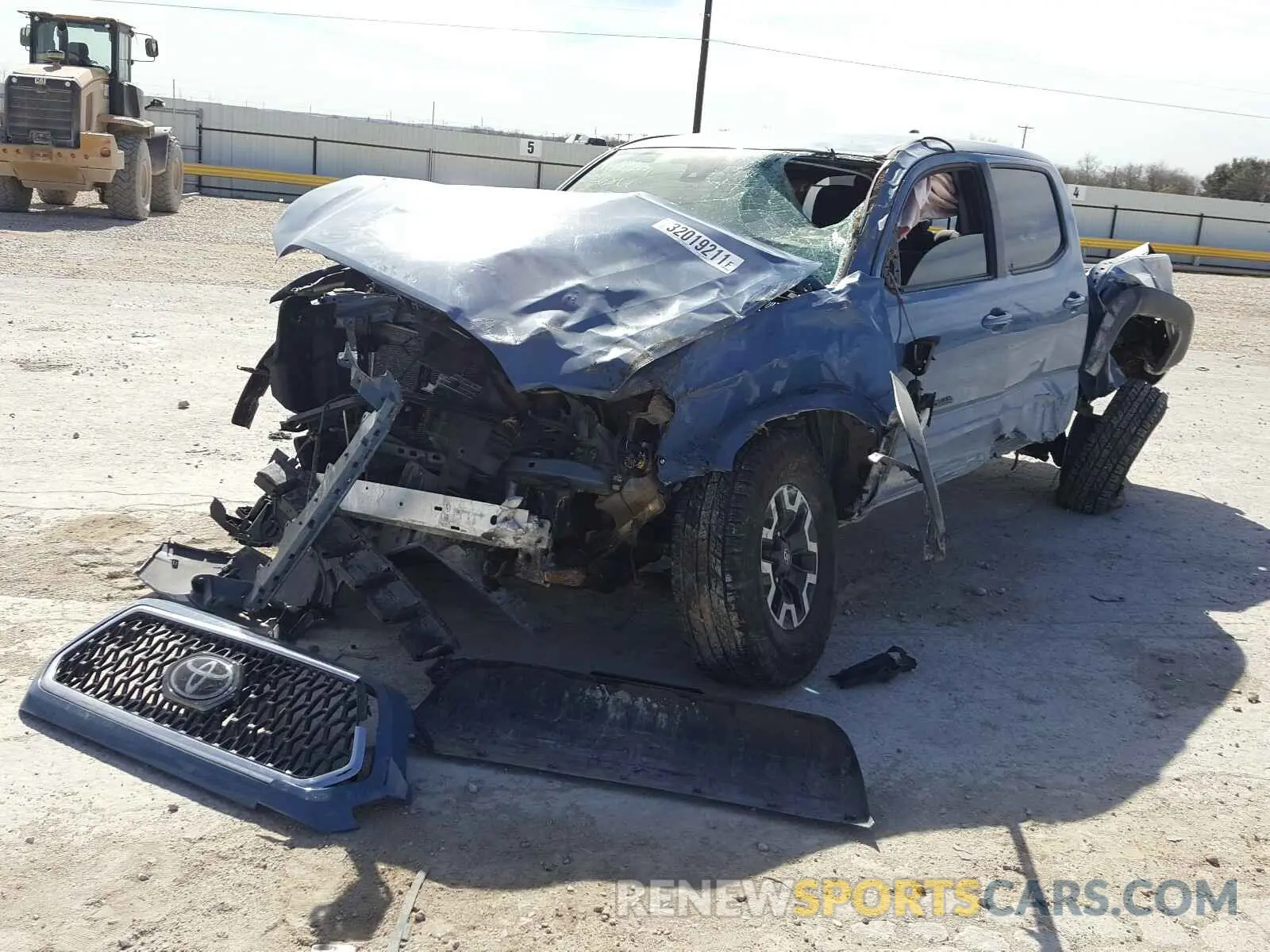 2 fotografías del automóvil dañado 5TFCZ5AN6KX204953 TOYOTA TACOMA 2019