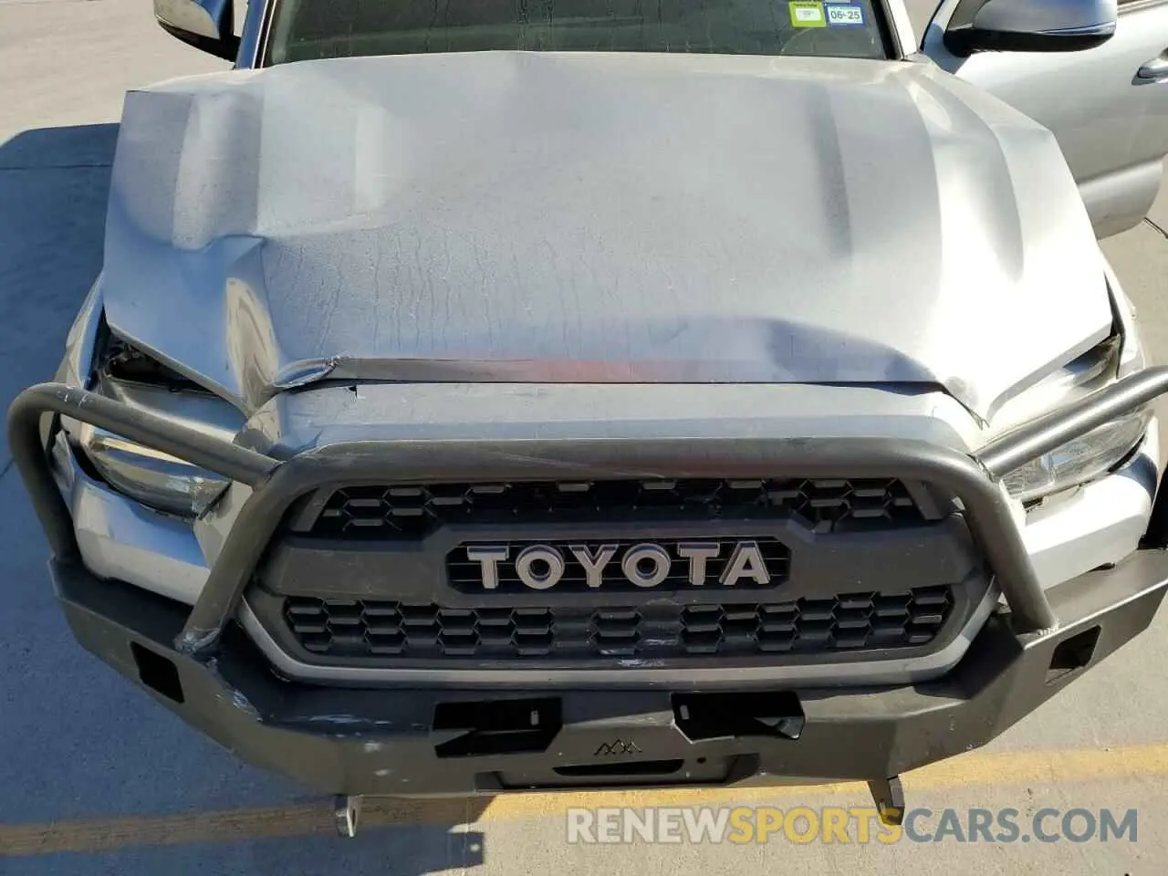 11 fotografías del automóvil dañado 5TFCZ5AN7KX198600 TOYOTA TACOMA 2019
