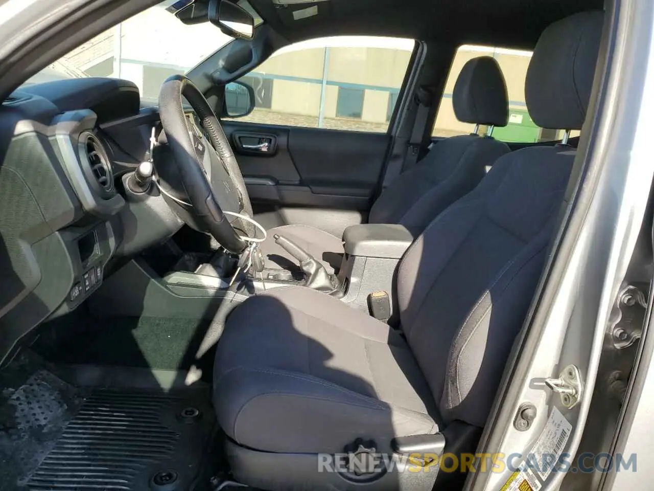 7 fotografías del automóvil dañado 5TFCZ5AN7KX198600 TOYOTA TACOMA 2019
