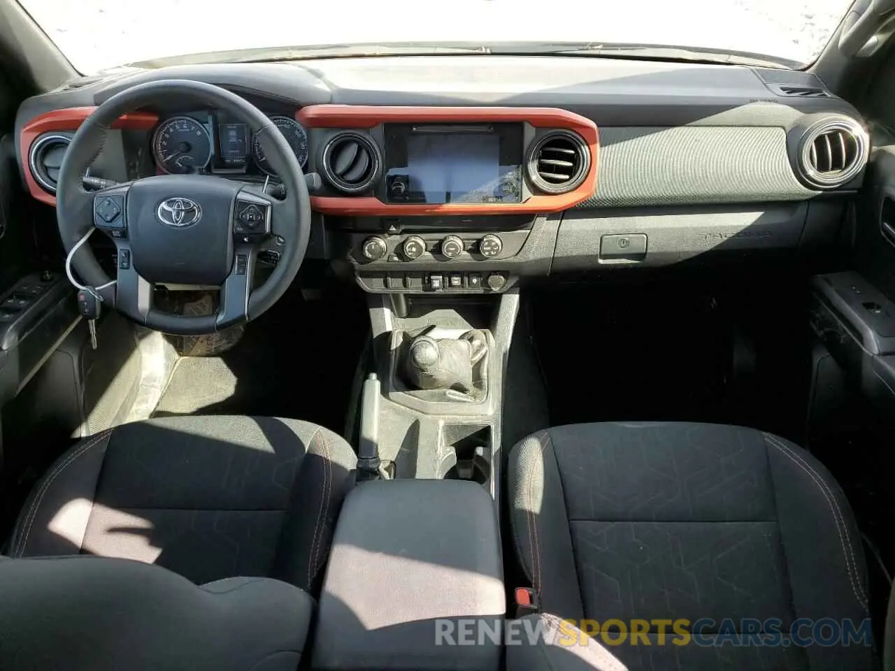 8 fotografías del automóvil dañado 5TFCZ5AN7KX201687 TOYOTA TACOMA 2019