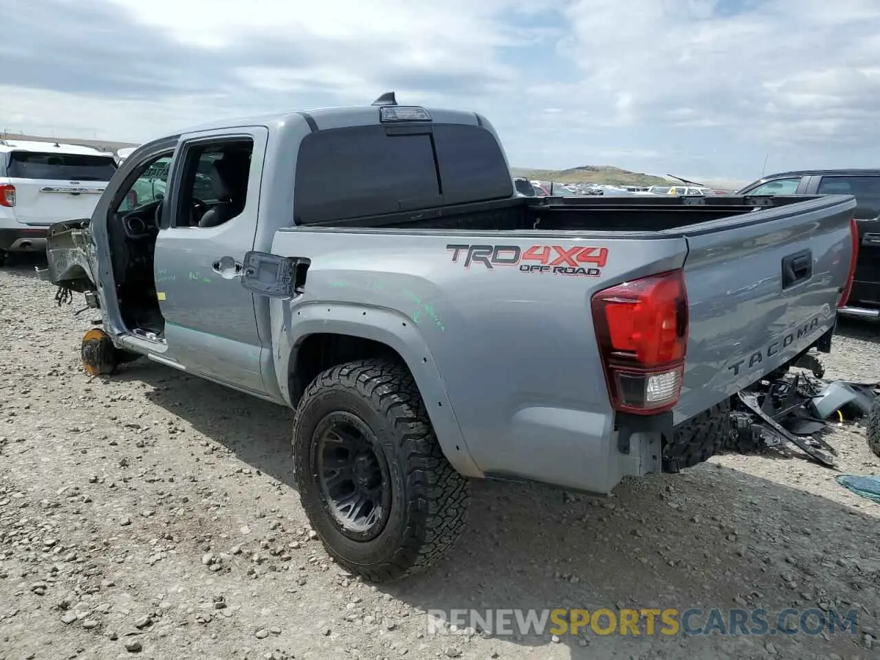 2 fotografías del automóvil dañado 5TFCZ5AN9KX205644 TOYOTA TACOMA 2019