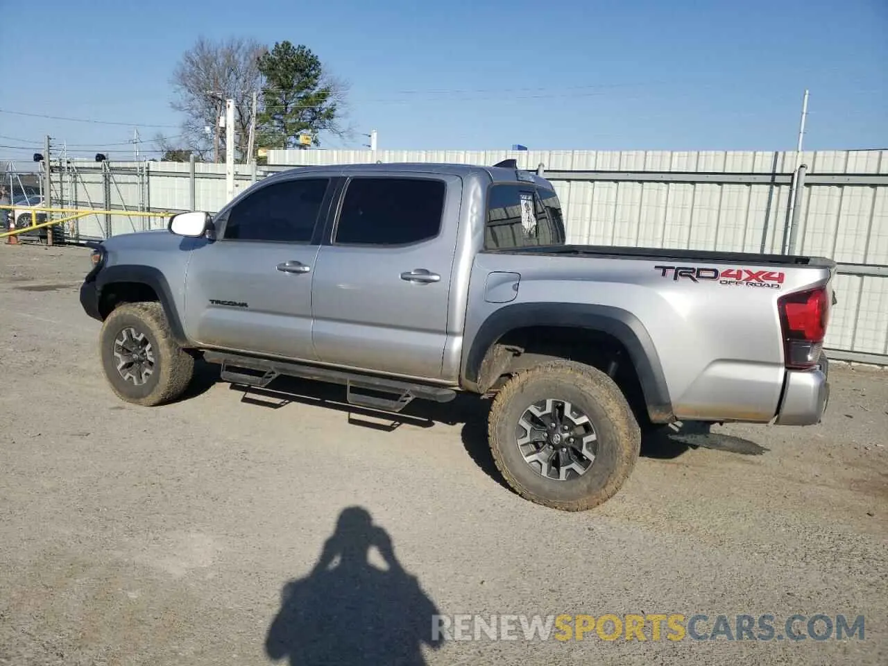 2 fotografías del automóvil dañado 5TFCZ5AN9KX211007 TOYOTA TACOMA 2019