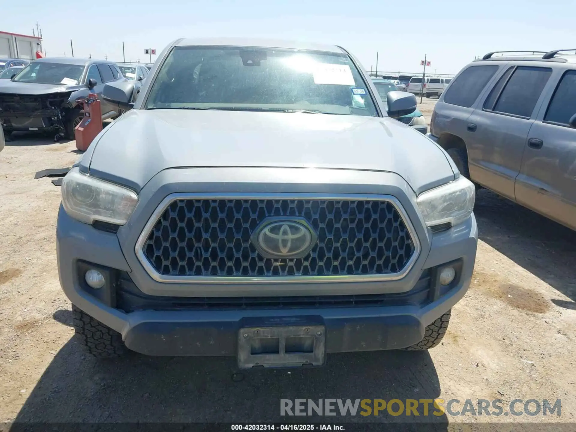 12 fotografías del automóvil dañado 5TFDZ5BN4KX043893 TOYOTA TACOMA 2019