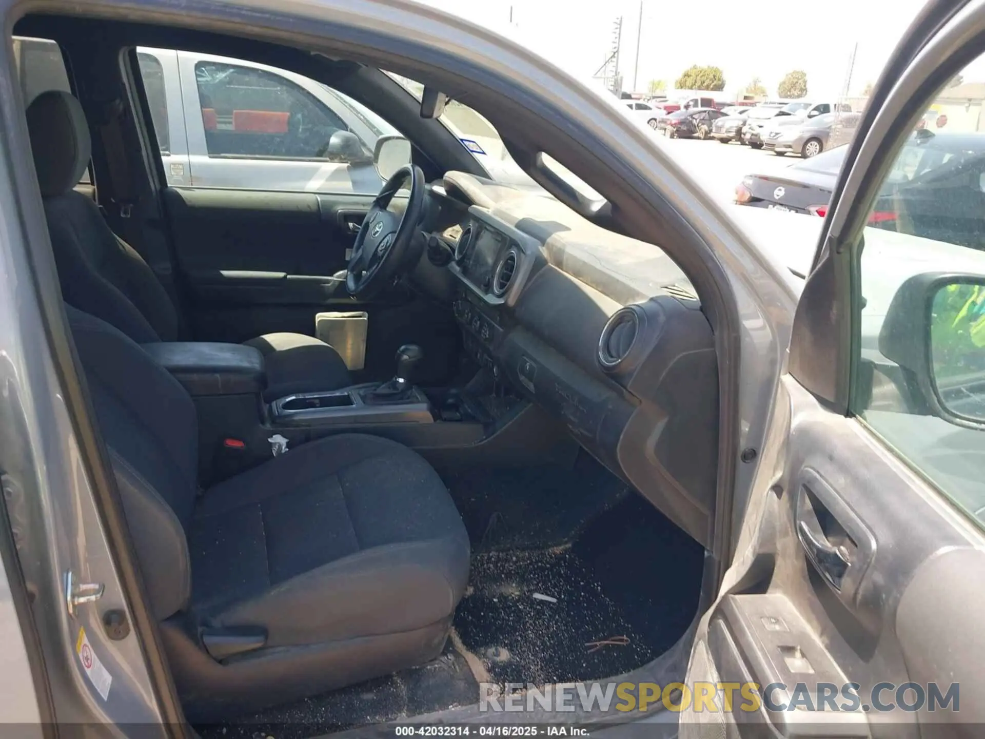 5 fotografías del automóvil dañado 5TFDZ5BN4KX043893 TOYOTA TACOMA 2019