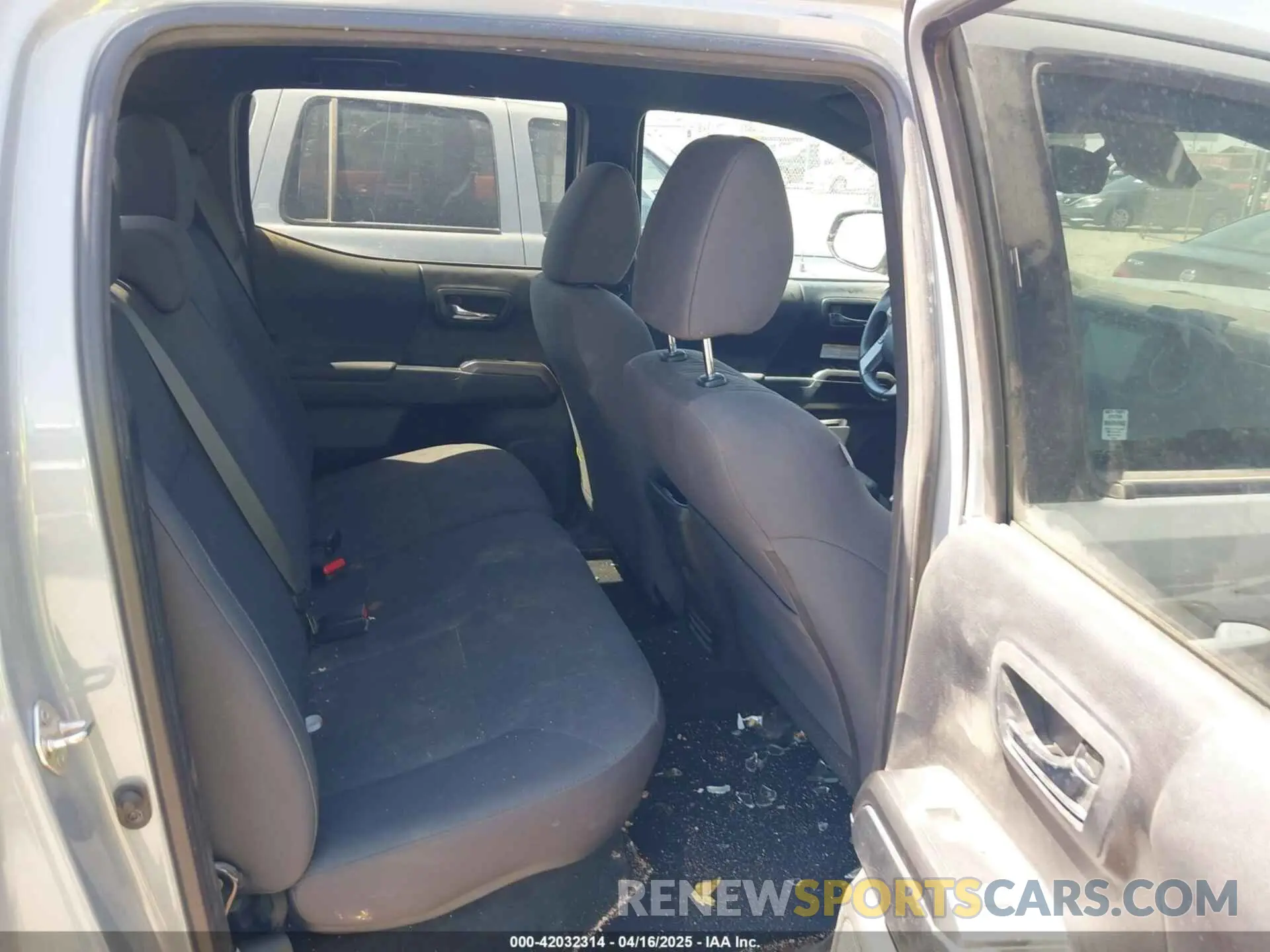 8 fotografías del automóvil dañado 5TFDZ5BN4KX043893 TOYOTA TACOMA 2019