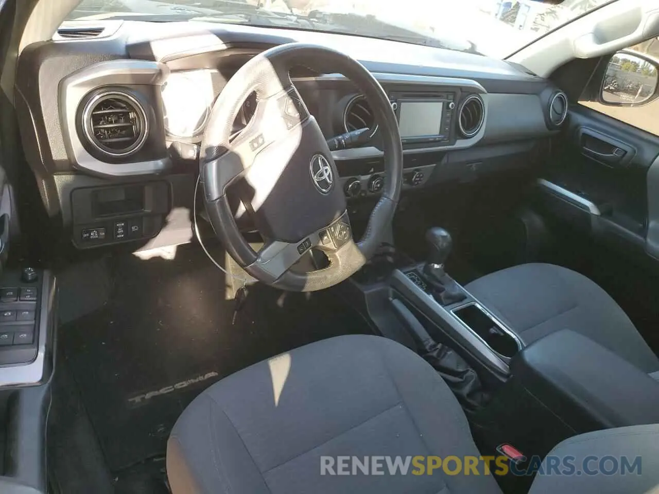 8 fotografías del automóvil dañado 5TFDZ5BN4KX044980 TOYOTA TACOMA 2019
