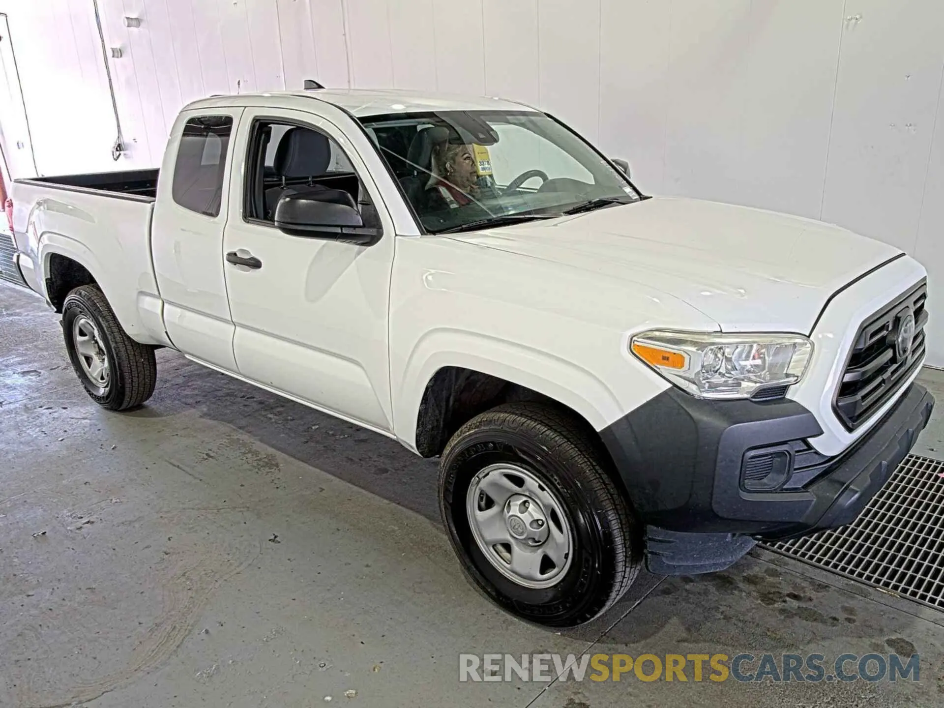 17 fotografías del automóvil dañado 5TFRX5GN0KX143610 TOYOTA TACOMA 2019
