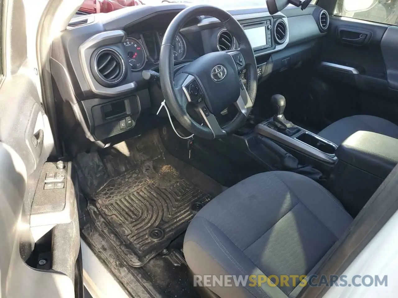 8 fotografías del automóvil dañado 5TFRZ5CN8KX072852 TOYOTA TACOMA 2019