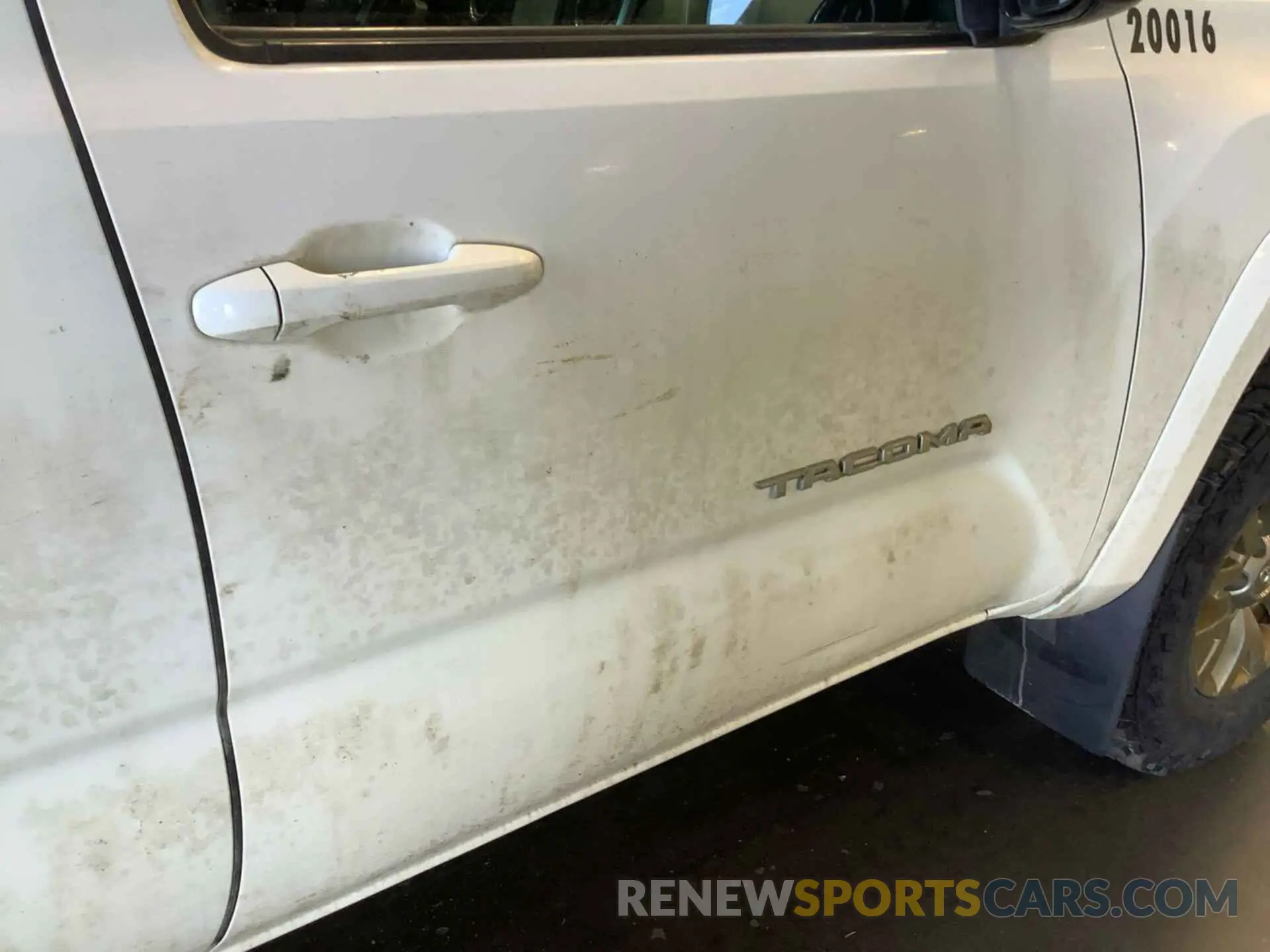 10 fotografías del automóvil dañado 5TFSZ5AN2KX194692 TOYOTA TACOMA 2019