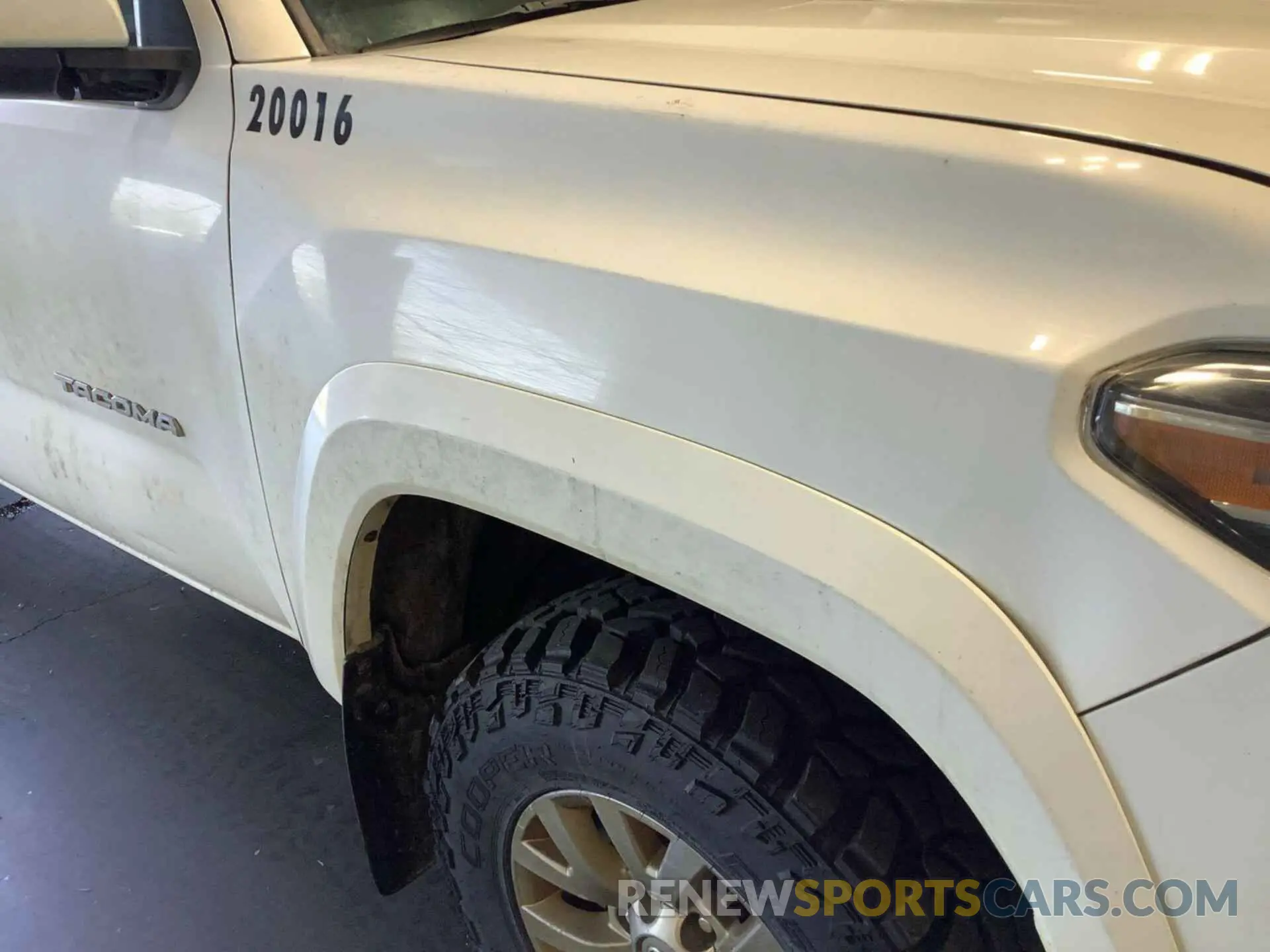 15 fotografías del automóvil dañado 5TFSZ5AN2KX194692 TOYOTA TACOMA 2019