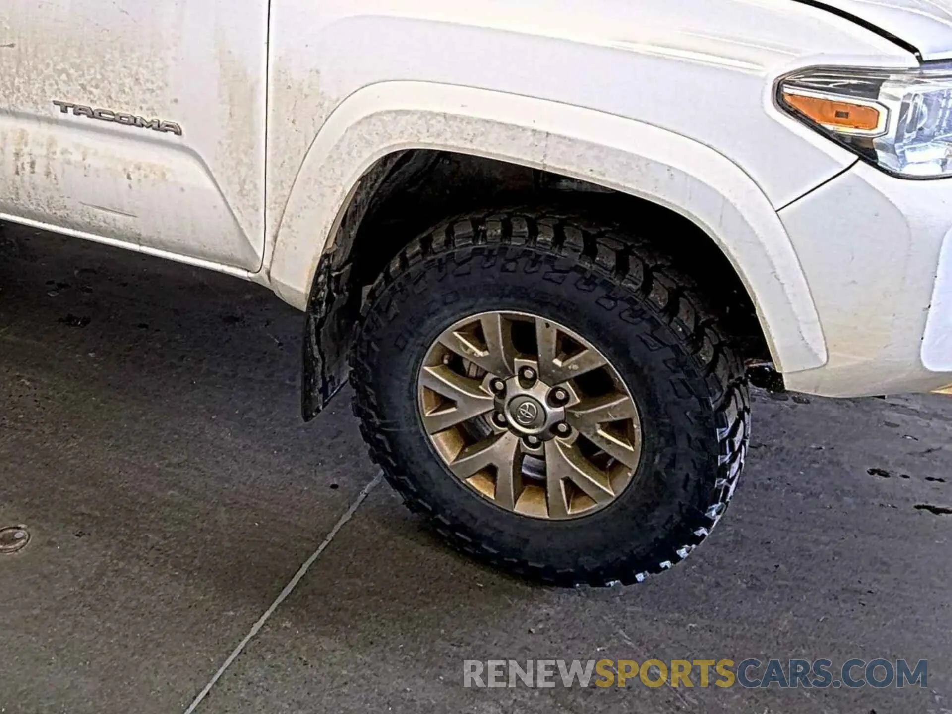 4 fotografías del automóvil dañado 5TFSZ5AN2KX194692 TOYOTA TACOMA 2019