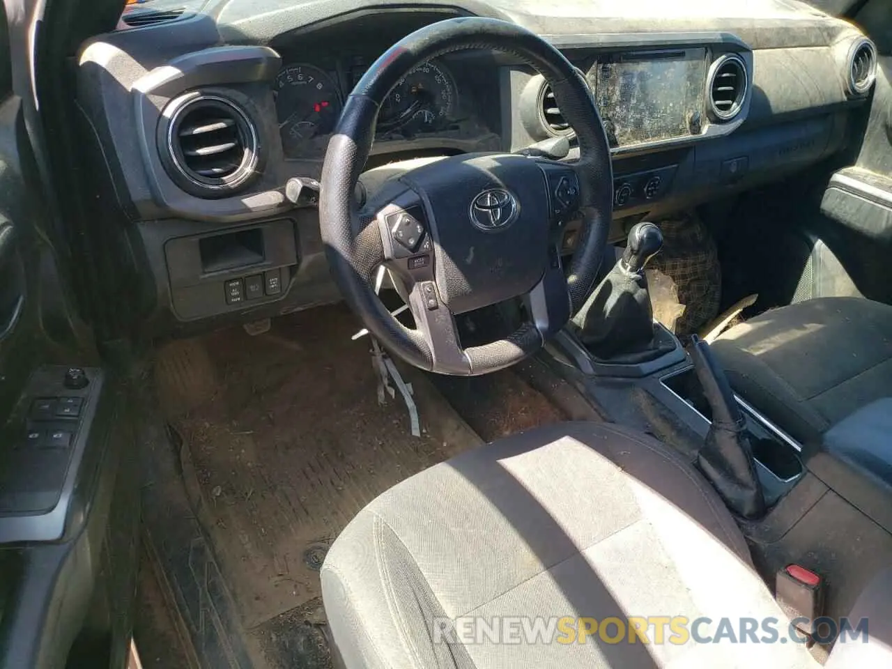 8 fotografías del automóvil dañado 5TFSZ5AN3KX205733 TOYOTA TACOMA 2019