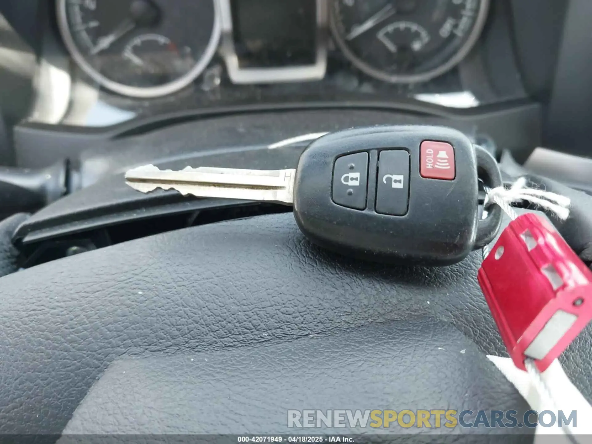 11 fotografías del automóvil dañado 5TFSZ5AN4KX185590 TOYOTA TACOMA 2019