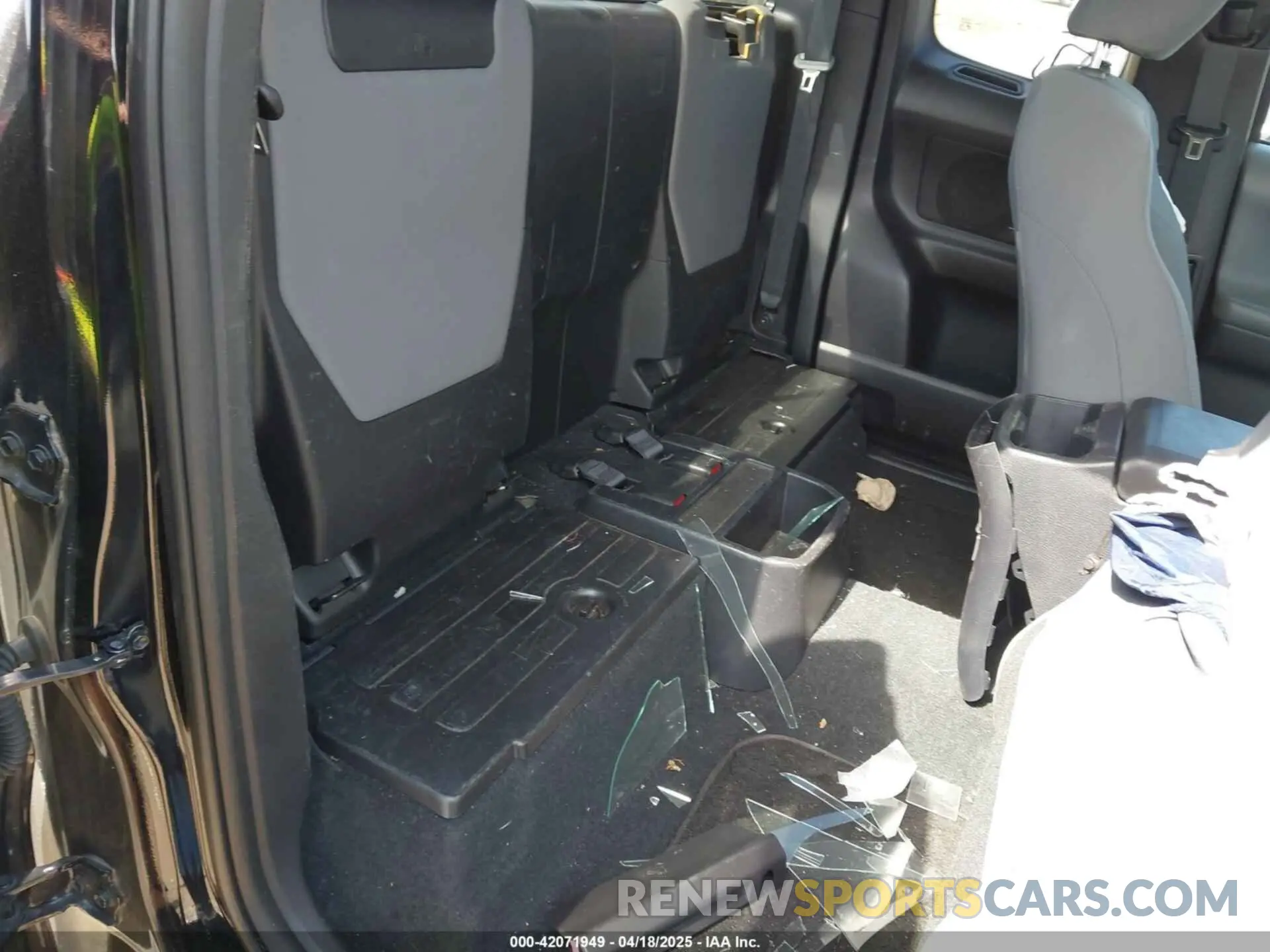 8 fotografías del automóvil dañado 5TFSZ5AN4KX185590 TOYOTA TACOMA 2019