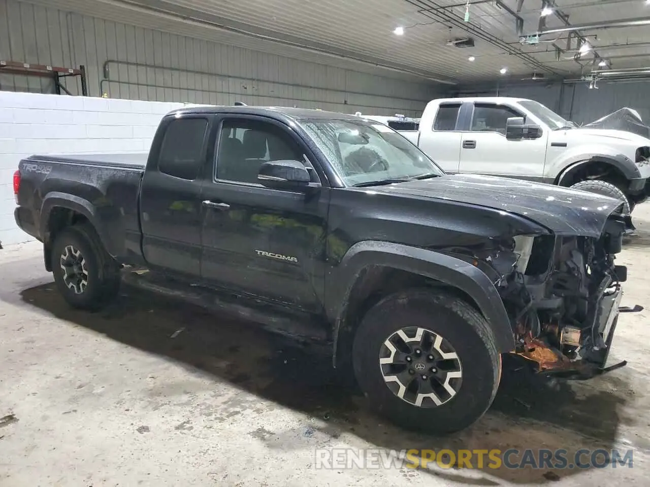 4 fotografías del automóvil dañado 5TFSZ5AN5KX184464 TOYOTA TACOMA 2019