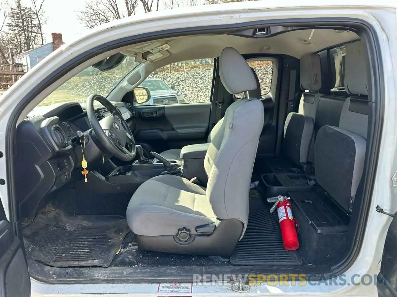 5 fotografías del automóvil dañado 5TFSZ5AN5KX197506 TOYOTA TACOMA 2019