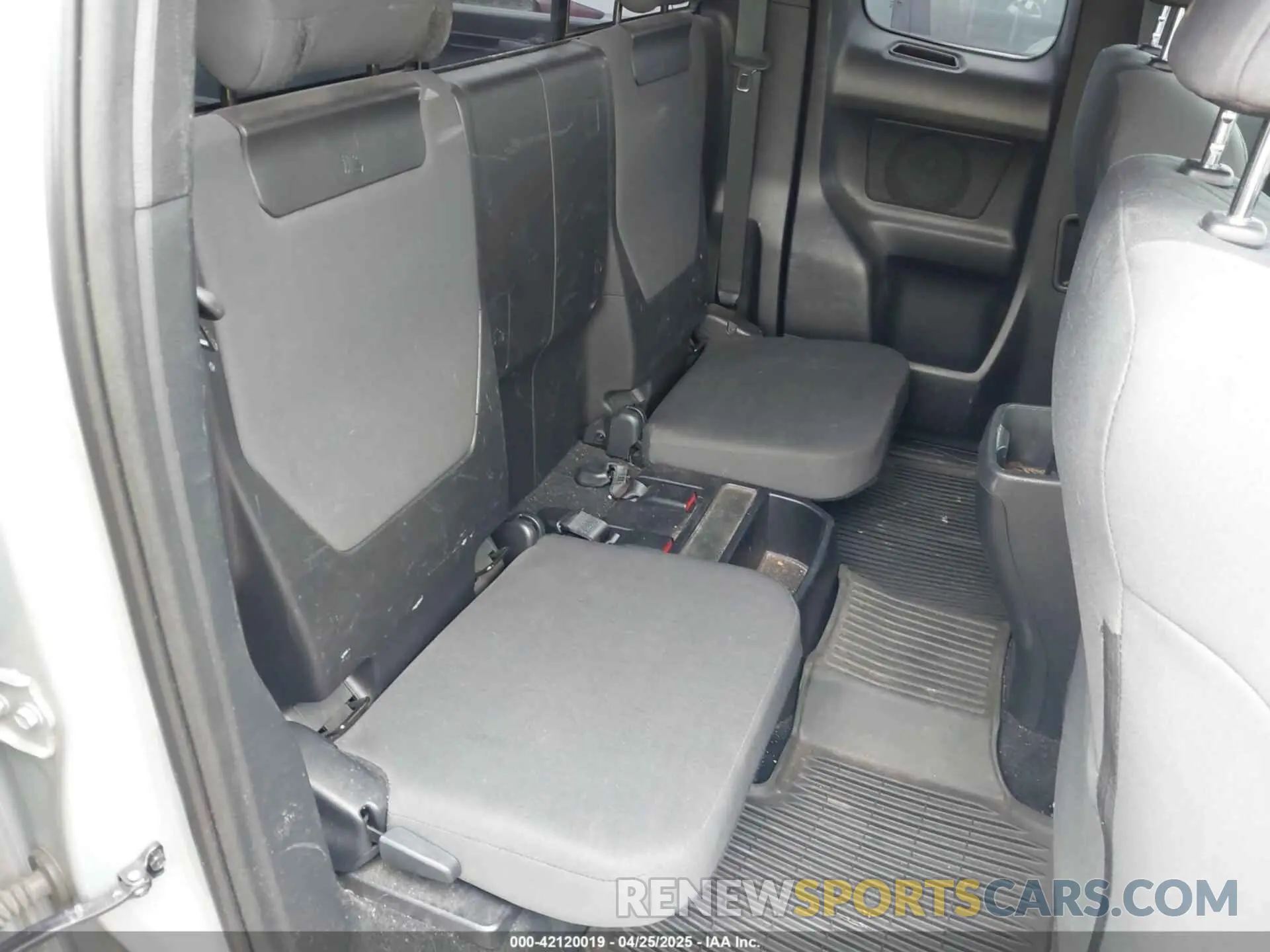 8 fotografías del automóvil dañado 5TFSZ5AN7KX189780 TOYOTA TACOMA 2019