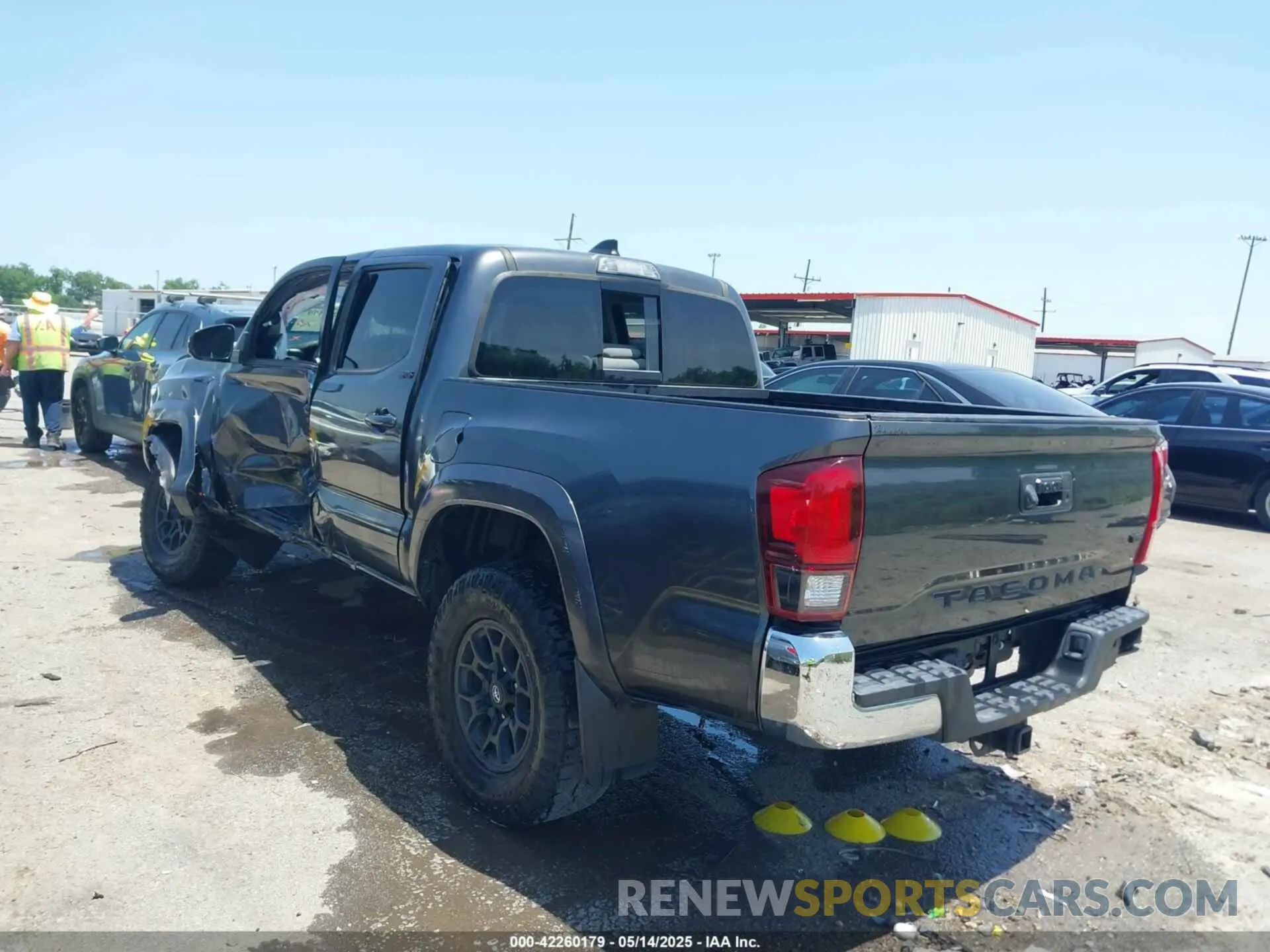 3 fotografías del automóvil dañado 3TMAZ5CN5LM118447 TOYOTA TACOMA 2020