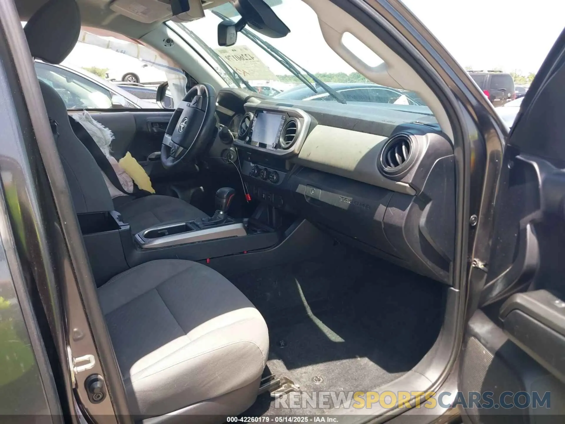 5 fotografías del automóvil dañado 3TMAZ5CN5LM118447 TOYOTA TACOMA 2020