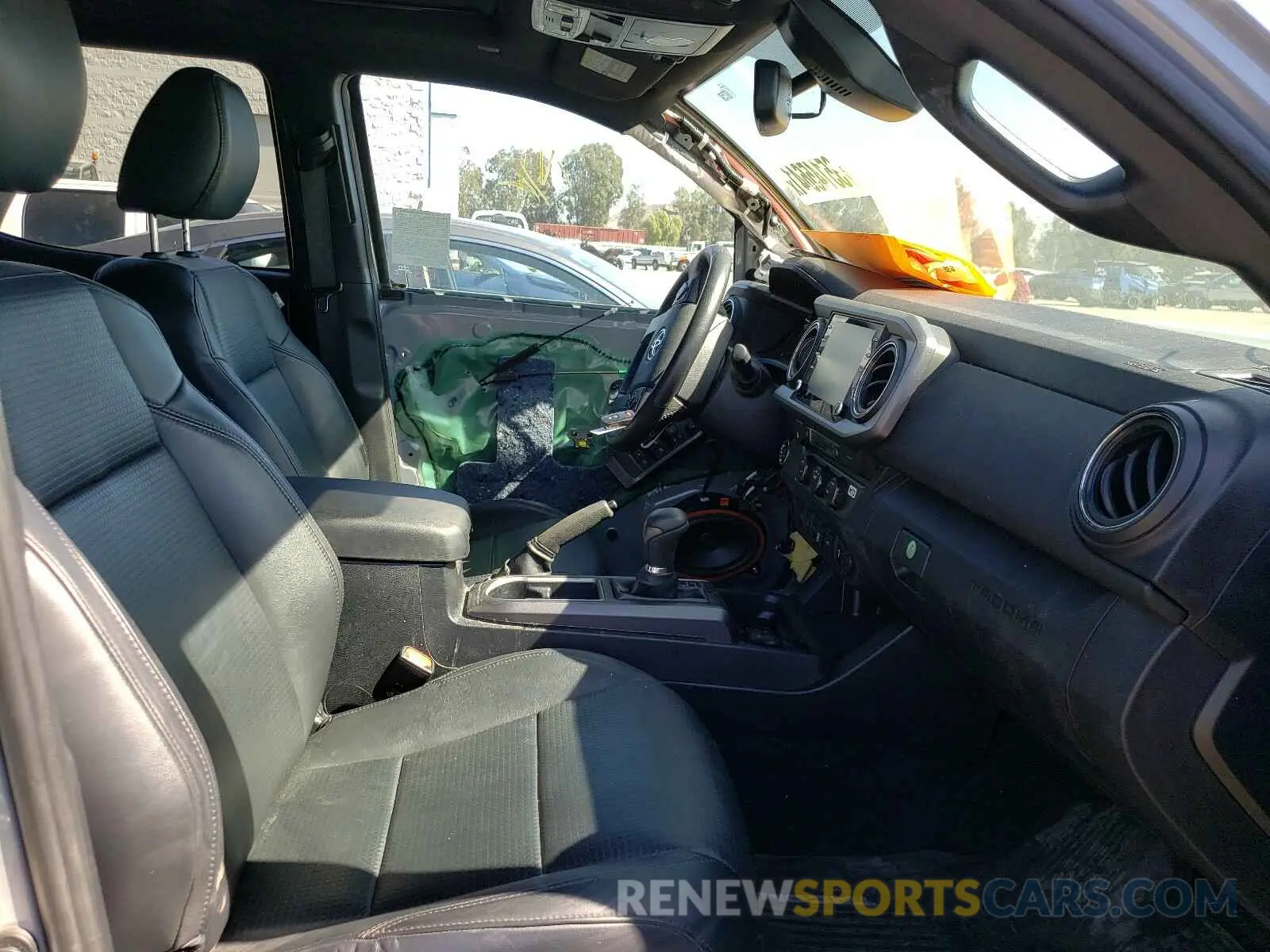 5 fotografías del automóvil dañado 3TMAZ5CN5LM118660 TOYOTA TACOMA 2020