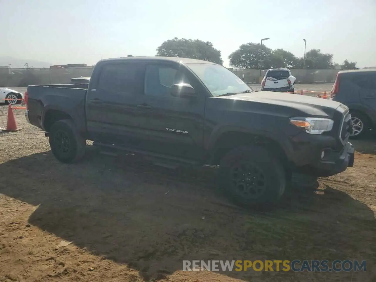 4 fotografías del automóvil dañado 3TMAZ5CN7LM129837 TOYOTA TACOMA 2020