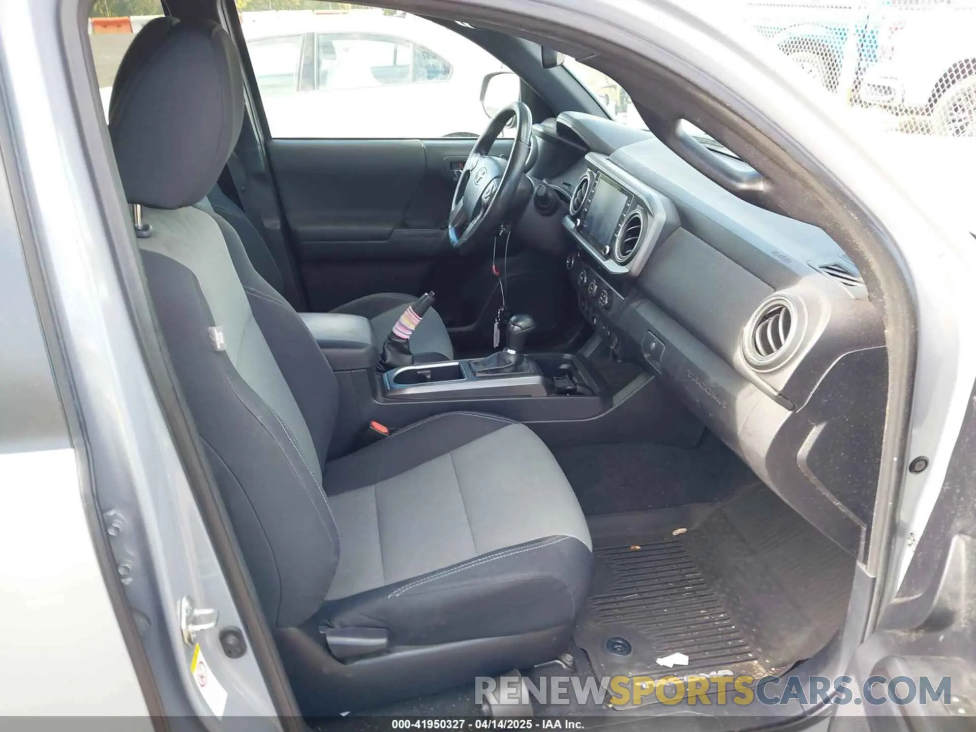 5 fotografías del automóvil dañado 3TMAZ5CNXLM136958 TOYOTA TACOMA 2020