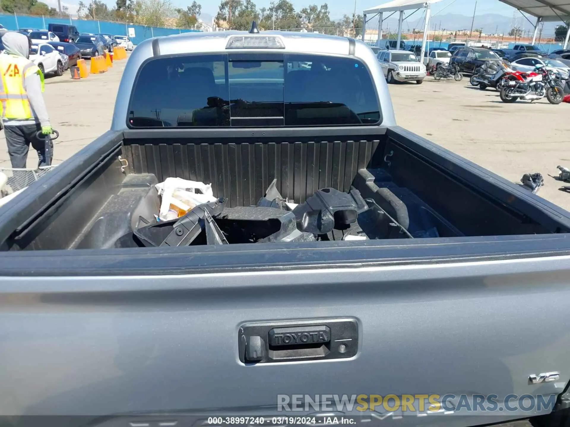 17 fotografías del automóvil dañado 3TMCZ5AN0LM289988 TOYOTA TACOMA 2020