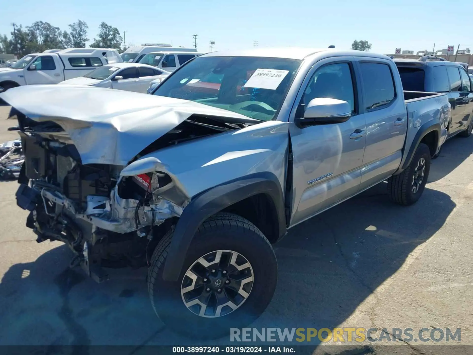 2 fotografías del automóvil dañado 3TMCZ5AN0LM289988 TOYOTA TACOMA 2020