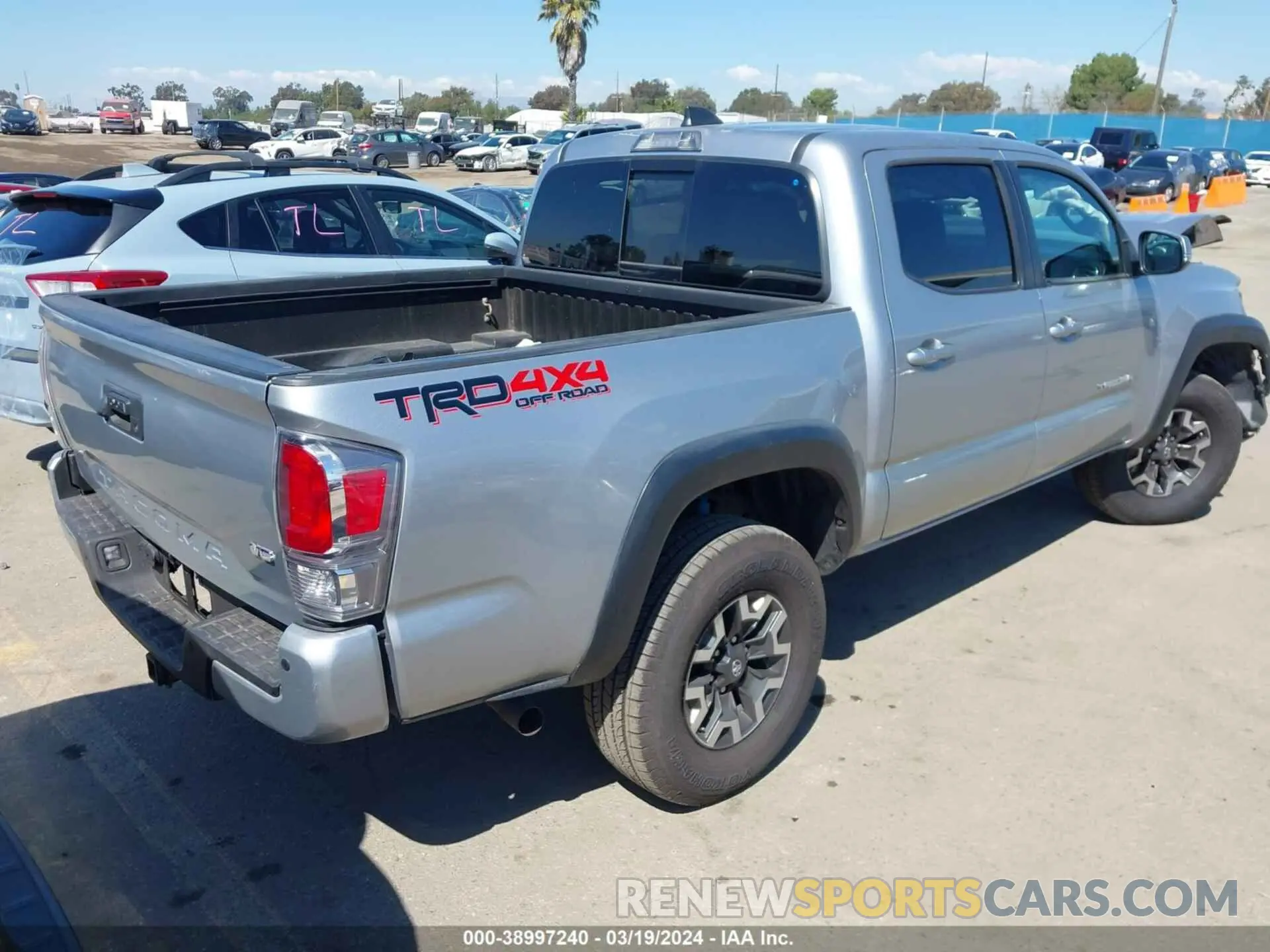 4 fotografías del automóvil dañado 3TMCZ5AN0LM289988 TOYOTA TACOMA 2020