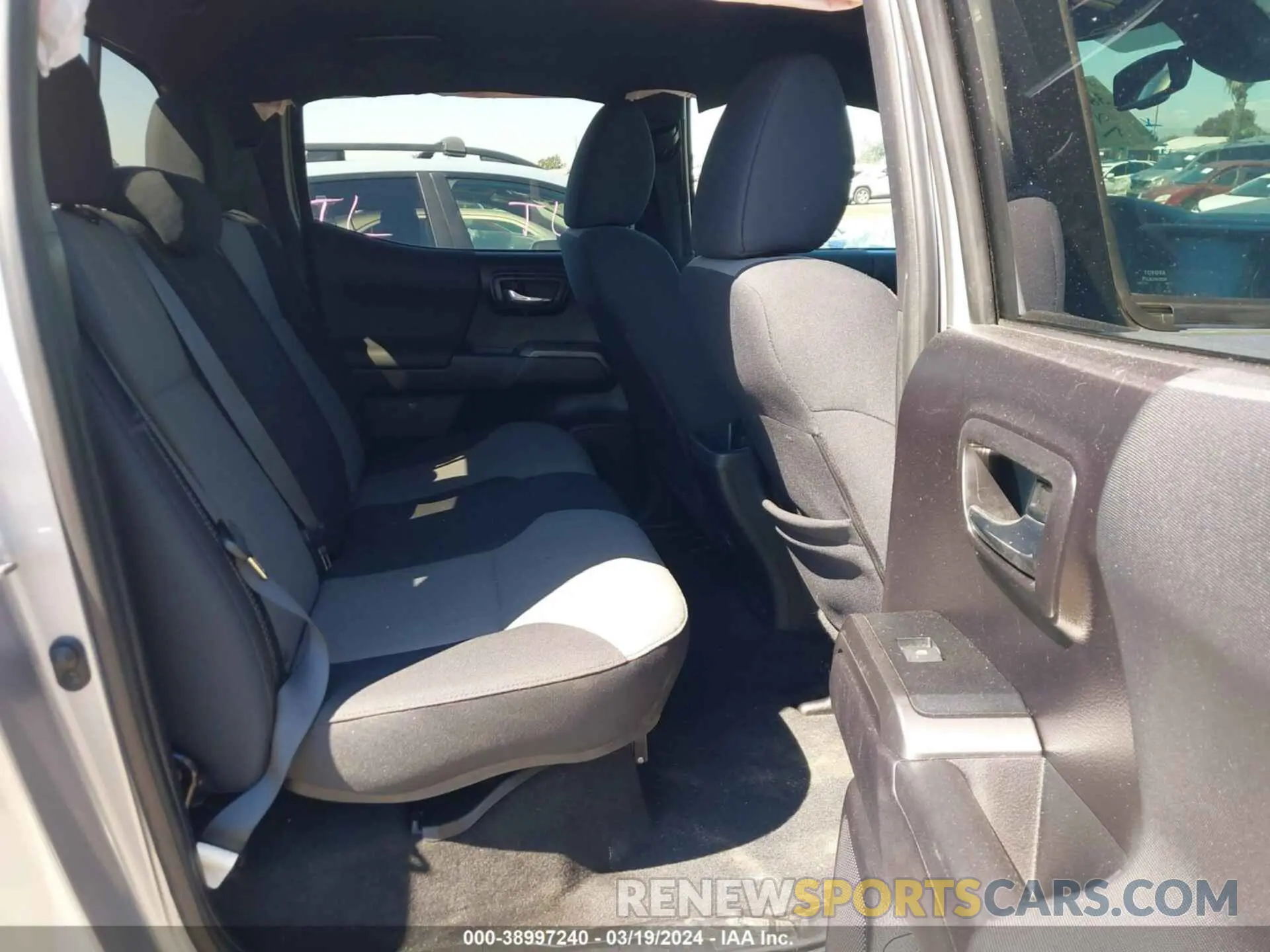 8 fotografías del automóvil dañado 3TMCZ5AN0LM289988 TOYOTA TACOMA 2020