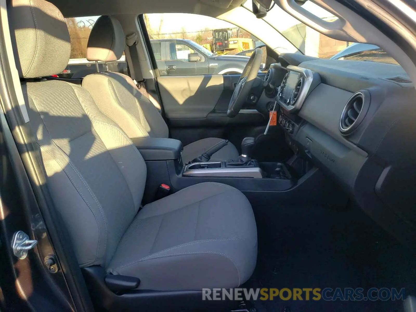 5 fotografías del automóvil dañado 3TMCZ5AN0LM360719 TOYOTA TACOMA 2020