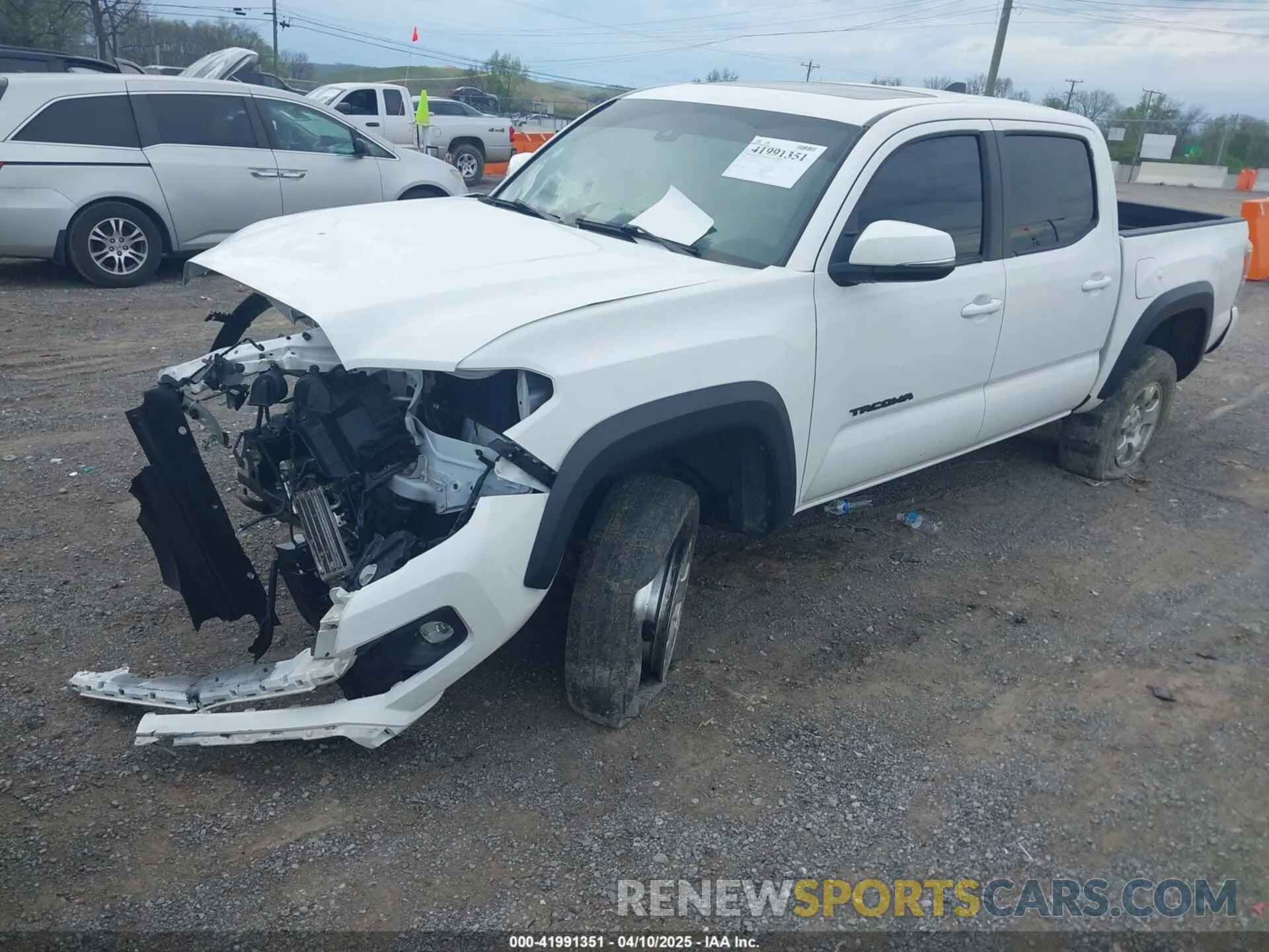 2 fotografías del automóvil dañado 3TMCZ5AN1LM334890 TOYOTA TACOMA 2020
