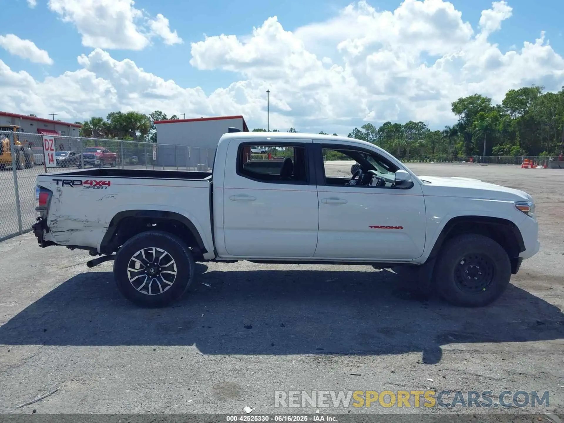 14 fotografías del automóvil dañado 3TMCZ5AN1LM360874 TOYOTA TACOMA 2020