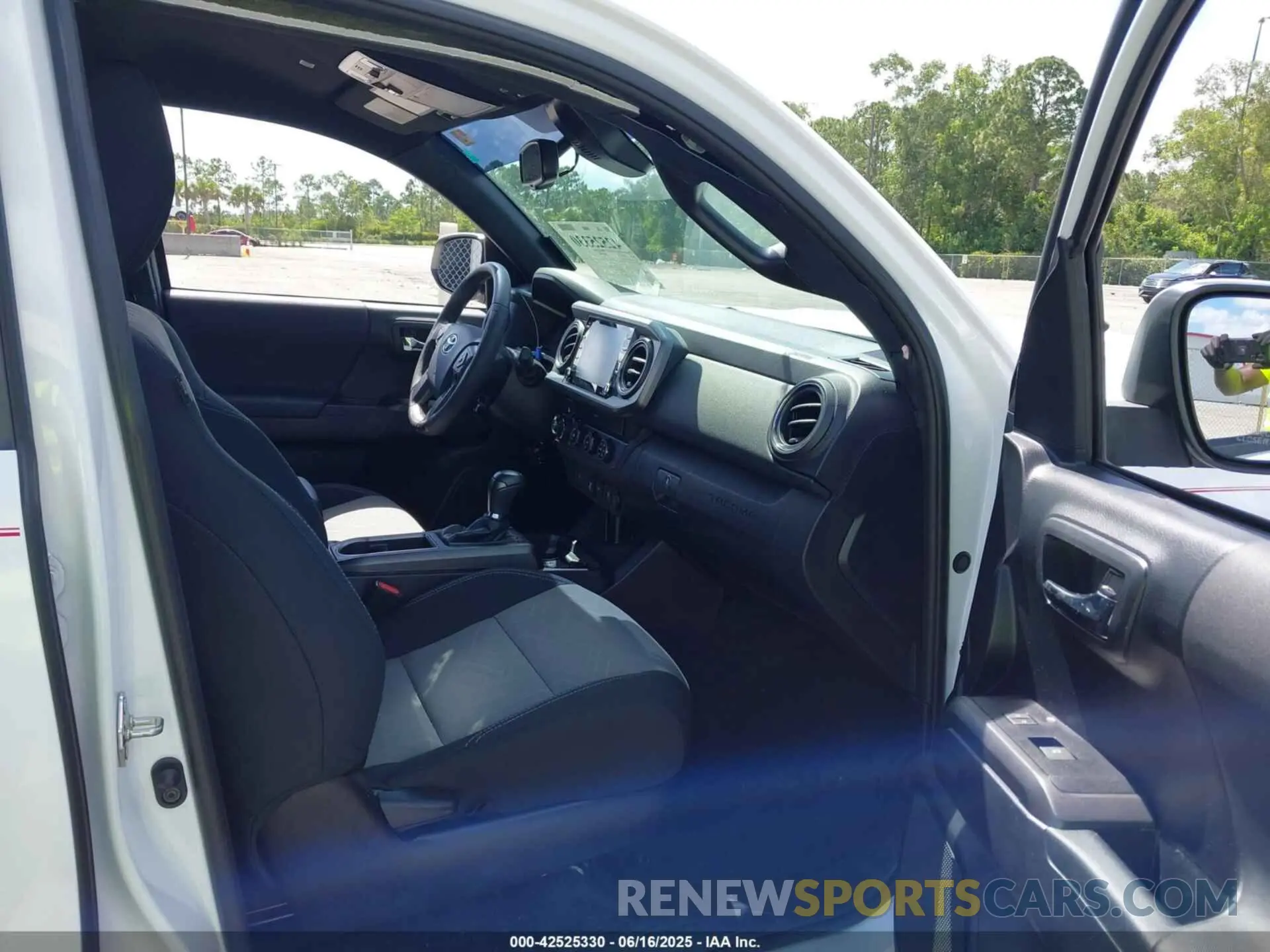 5 fotografías del automóvil dañado 3TMCZ5AN1LM360874 TOYOTA TACOMA 2020