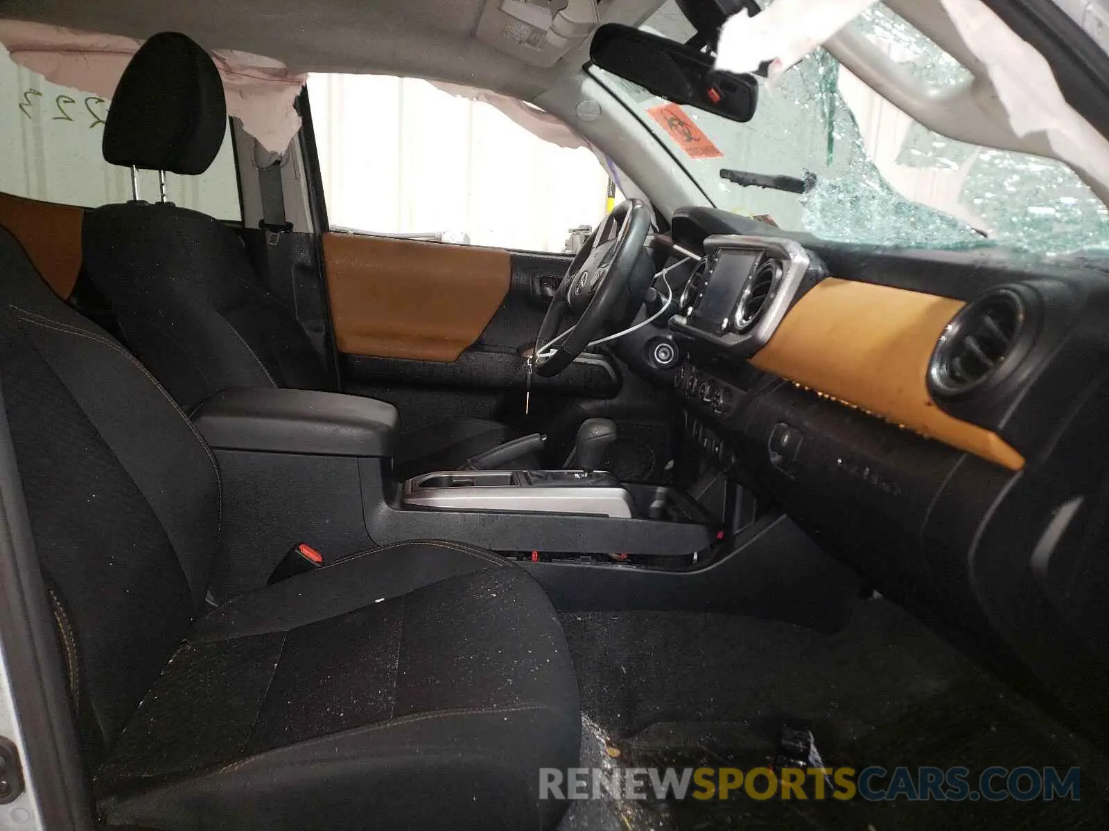 5 fotografías del automóvil dañado 3TMCZ5AN2LM296358 TOYOTA TACOMA 2020