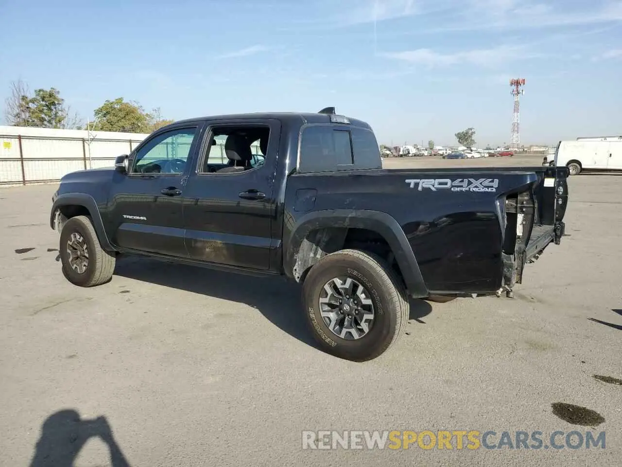 2 fotografías del automóvil dañado 3TMCZ5AN7LM338779 TOYOTA TACOMA 2020