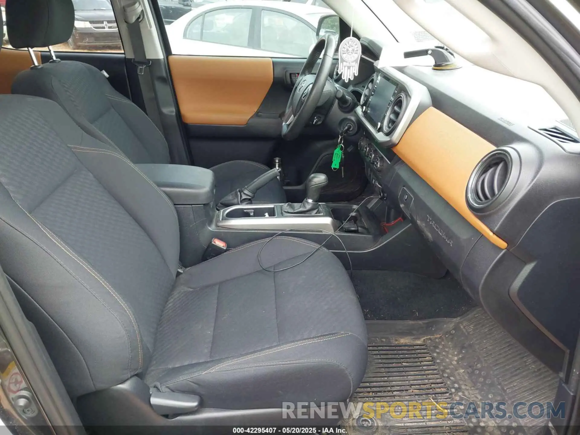 5 fotografías del automóvil dañado 3TMCZ5AN8LM297983 TOYOTA TACOMA 2020