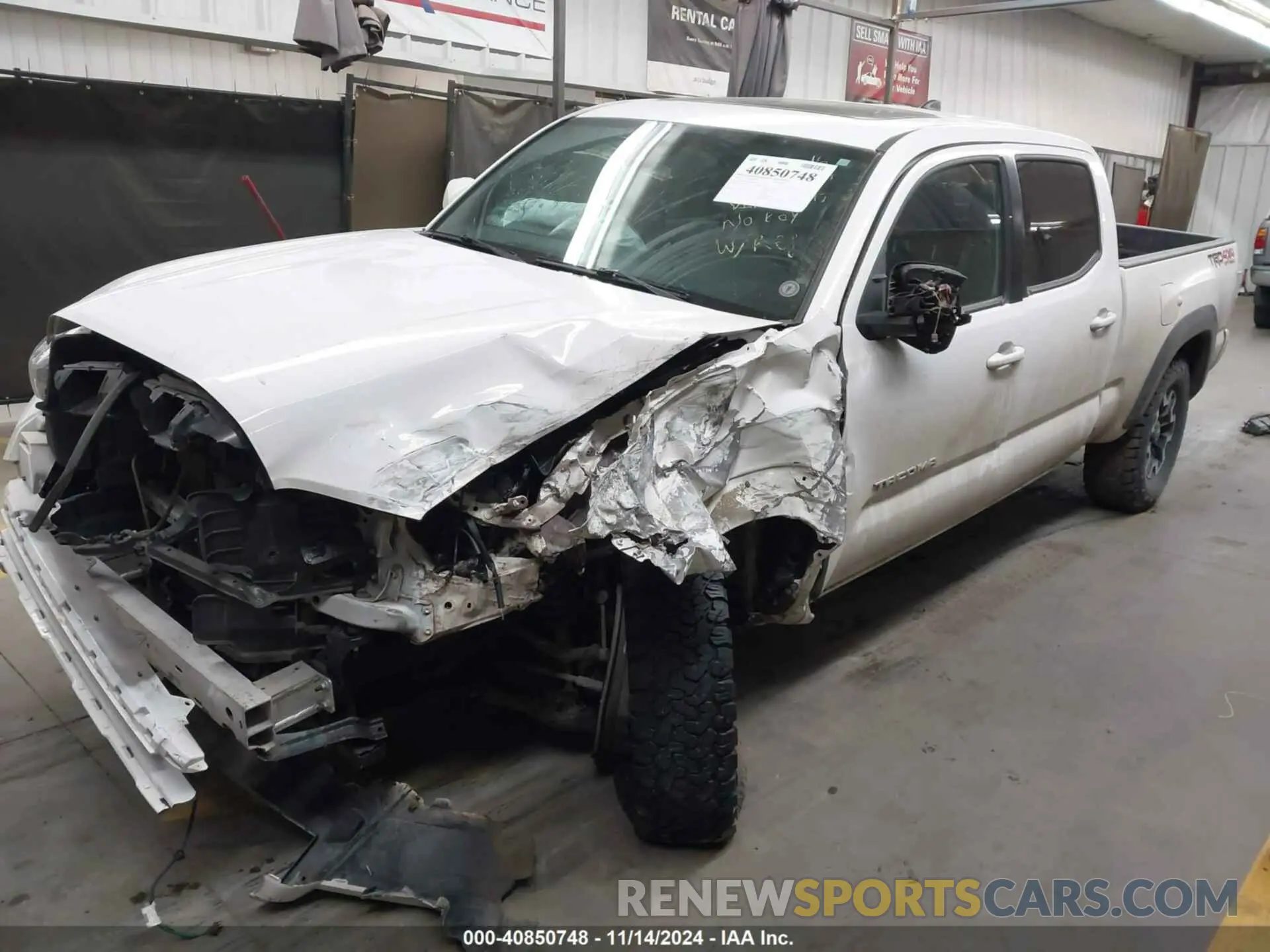 2 fotografías del automóvil dañado 3TMDZ5BN3LM083597 TOYOTA TACOMA 2020