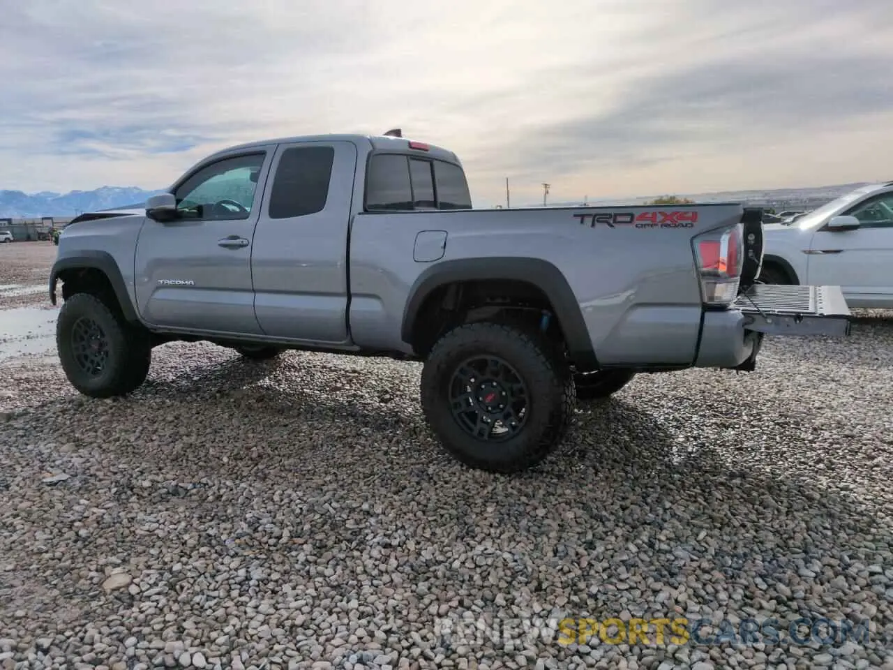 2 fotografías del automóvil dañado 3TYSZ5AN3LT004099 TOYOTA TACOMA 2020